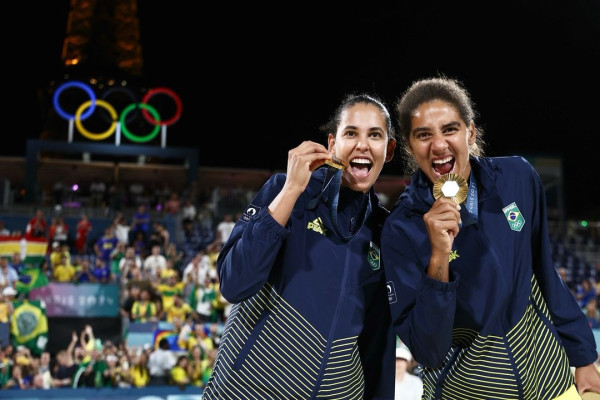 奧運女子沙排決賽兩隊起罵戰  現場播1首名曲化怒火！選手即笑兼拍手讚好 