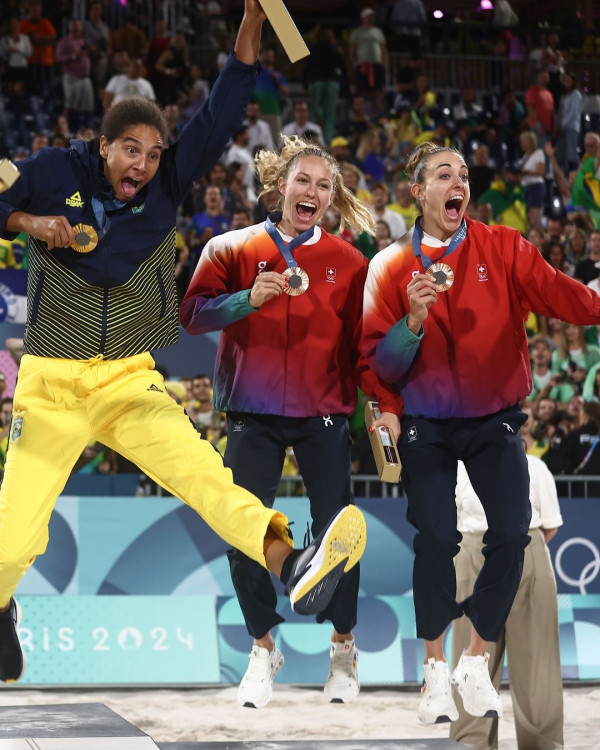 奧運女子沙排決賽兩隊起罵戰  現場播1首名曲化怒火！選手即笑兼拍手讚好 