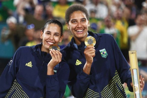 奧運女子沙排決賽兩隊起罵戰  現場播1首名曲化怒火！選手即笑兼拍手讚好 