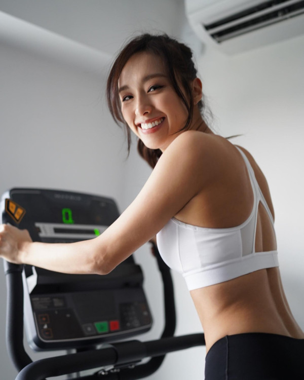 前TVB女星佗B飛馬爾代夫度假 泳裝曬纖瘦身材 上圍明顯升級 