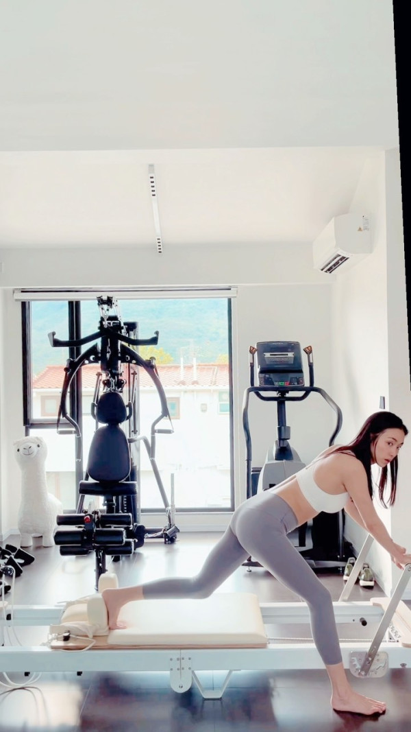 前TVB女星佗B飛馬爾代夫度假 泳裝曬纖瘦身材 上圍明顯升級 