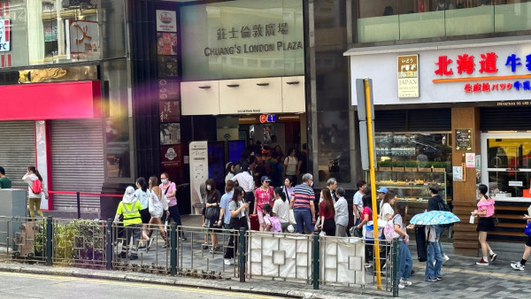 松屋香港店開幕多人排隊