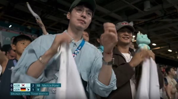 二人肉緊表情被捕捉