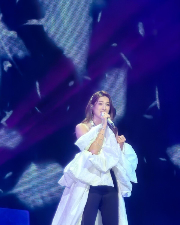 鍾嘉欣帶仔囡坐郵輪旅行！7歲大囡女大十八變！眼大臉尖極靚女！ 