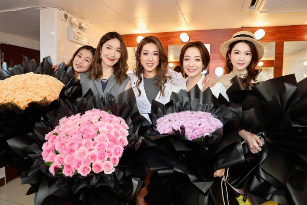 鍾嘉欣帶仔囡坐郵輪旅行！7歲大囡女大十八變！眼大臉尖極靚女！ 