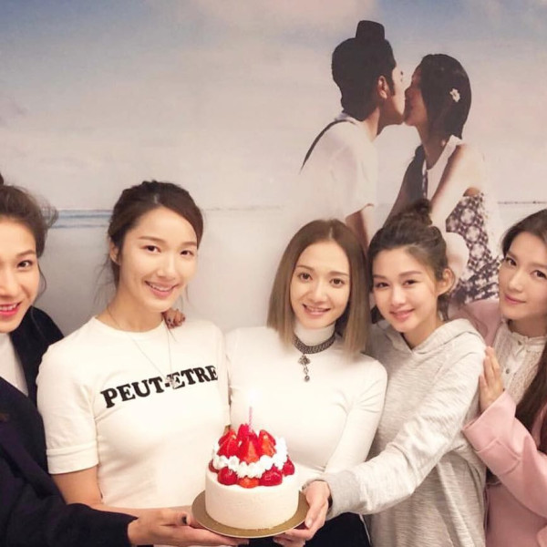 鍾嘉欣帶仔囡坐郵輪旅行！7歲大囡女大十八變！眼大臉尖極靚女！ 