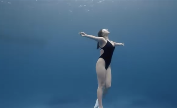 陳凱琳鄭嘉穎帶3個囝囝去泰國!著全紅色家庭裝勁溫馨!