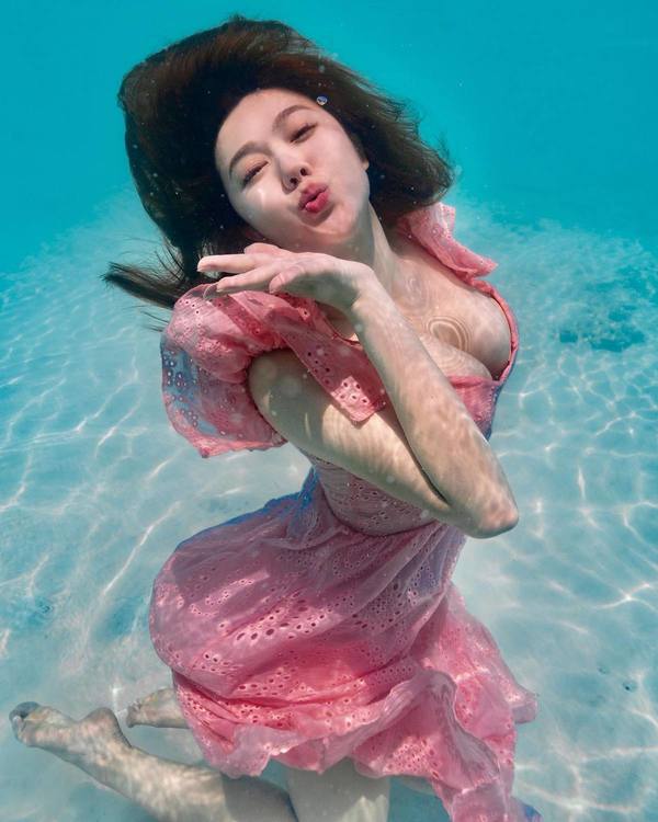 陳凱琳鄭嘉穎帶3個囝囝去泰國!著全紅色家庭裝勁溫馨!