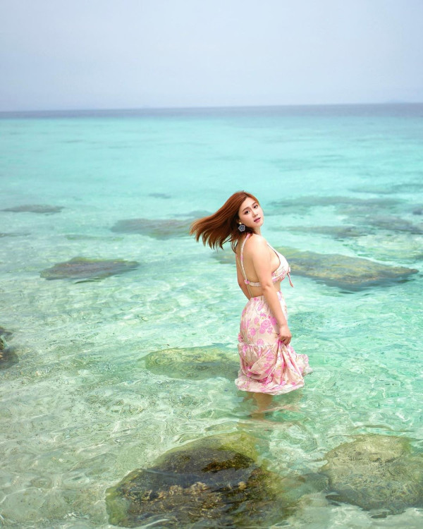 陳凱琳鄭嘉穎帶3個囝囝去泰國!著全紅色家庭裝勁溫馨!