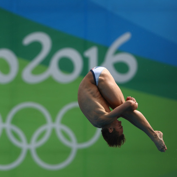 Tom Daley快閃香港24小時 桑拿室派福利照！僅包一條毛巾大騷腹肌 