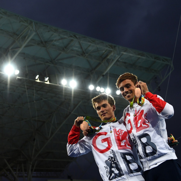 Tom Daley快閃香港24小時 桑拿室派福利照！僅包一條毛巾大騷腹肌 