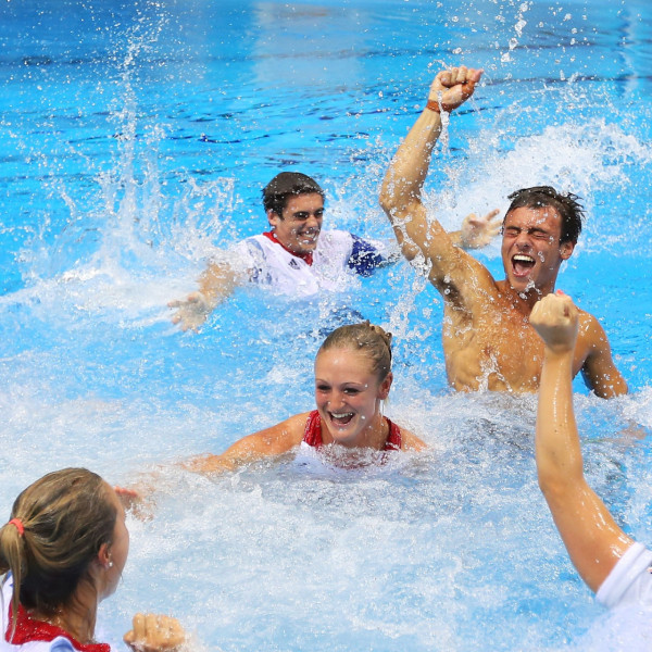 Tom Daley快閃香港24小時 桑拿室派福利照！僅包一條毛巾大騷腹肌 