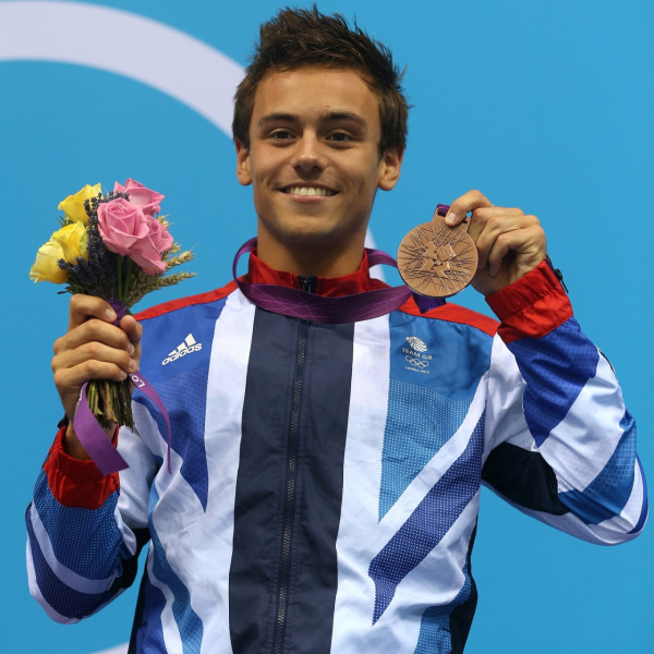 Tom Daley快閃香港24小時 桑拿室派福利照！僅包一條毛巾大騷腹肌 