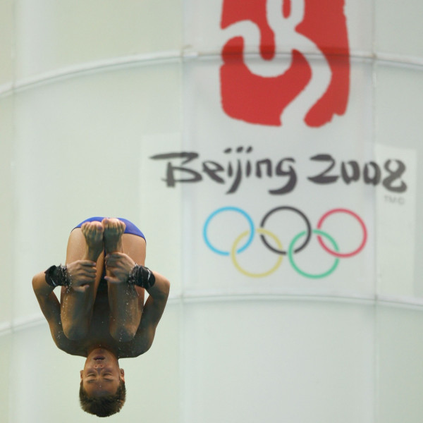 Tom Daley快閃香港24小時 桑拿室派福利照！僅包一條毛巾大騷腹肌 