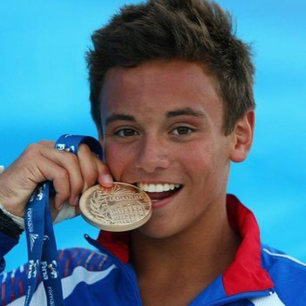 Tom Daley快閃香港24小時 桑拿室派福利照！僅包一條毛巾大騷腹肌 