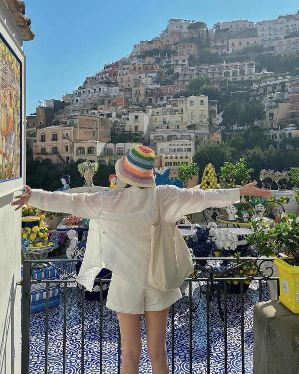 Theresa到意大利度假激罕谷胸晒事業線