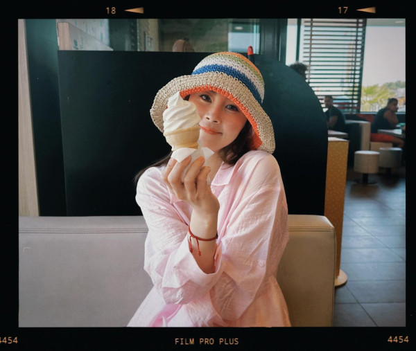 Theresa到意大利度假激罕谷胸晒事業線