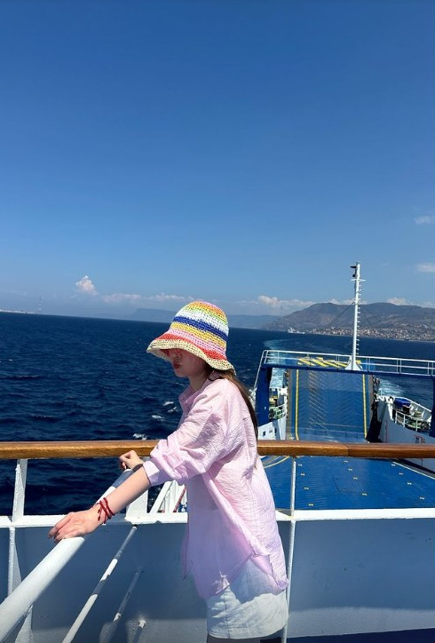 Theresa到意大利度假激罕谷胸晒事業線