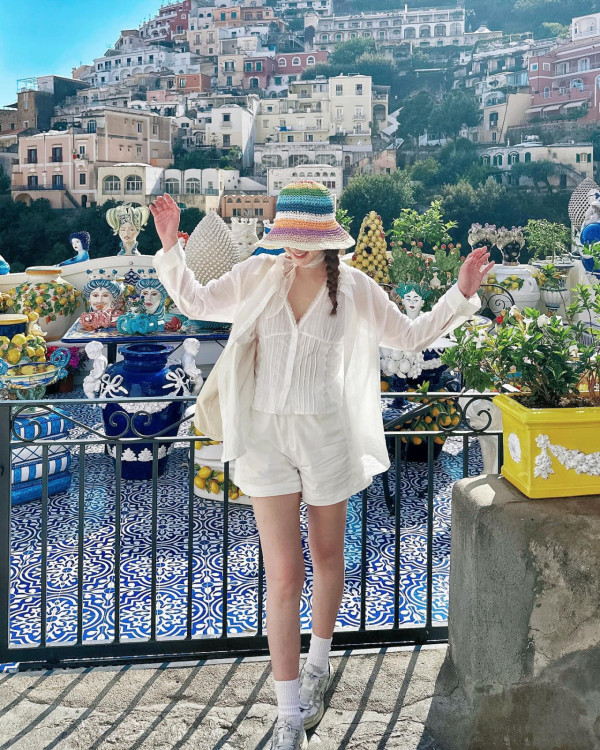 Theresa到意大利度假激罕谷胸晒事業線