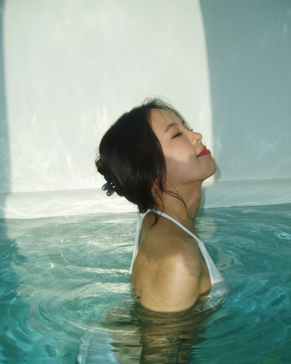 聲夢小花遊希臘化身「影后」曬玉背 網友讚出水芙蓉 跪求正面照 