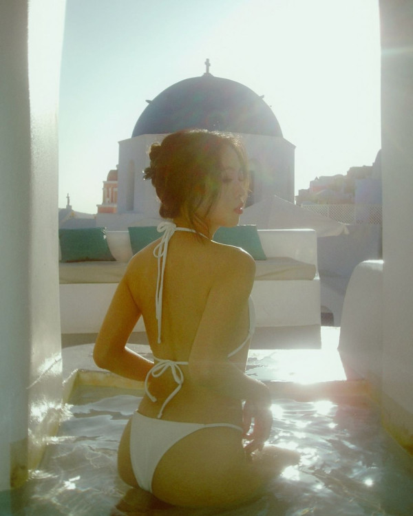 聲夢小花遊希臘化身「影后」曬玉背 網友讚出水芙蓉 跪求正面照 