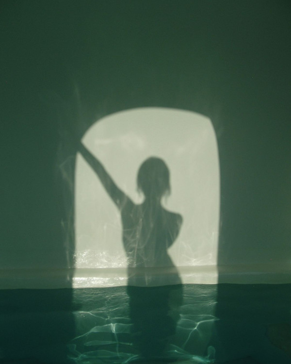 聲夢小花遊希臘化身「影后」曬玉背 網友讚出水芙蓉 跪求正面照 