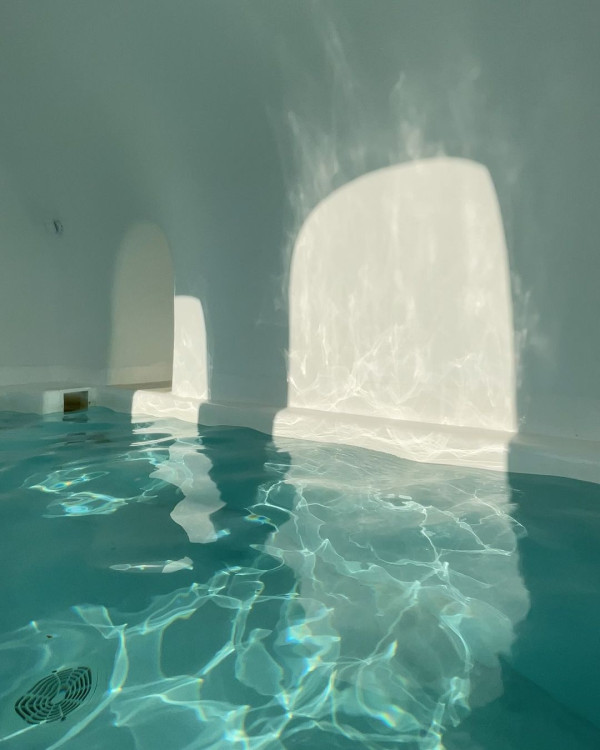 聲夢小花遊希臘化身「影后」曬玉背 網友讚出水芙蓉 跪求正面照 