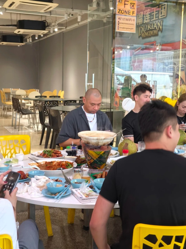 前TVB男星離巢後現身馬來西亞 竟被網友誤以為是陳奕迅：我的偶像 