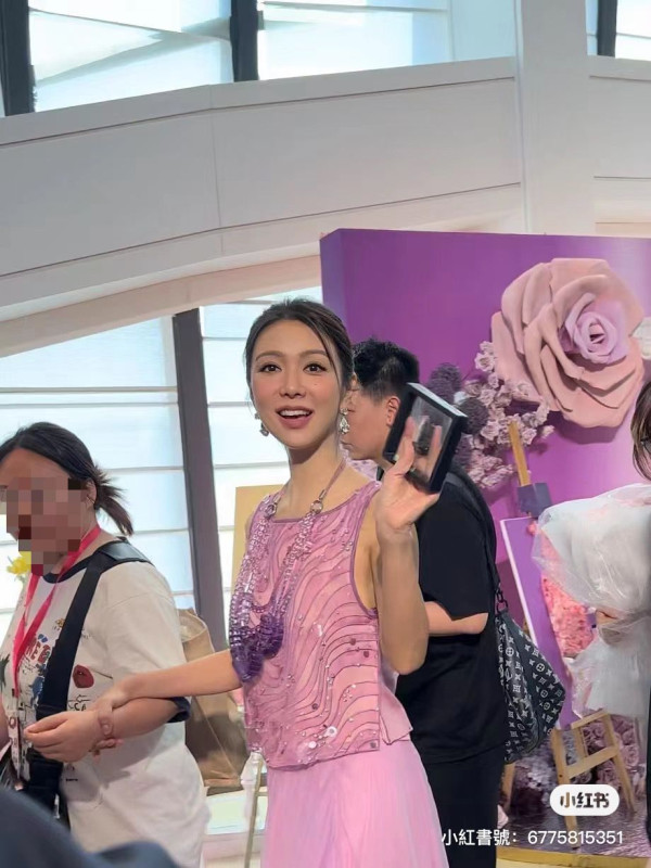 Lily Collins性感金裙現身首映禮！粉絲卻指顏值崩壞？ 