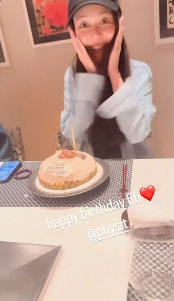 Lily Collins性感金裙現身首映禮！粉絲卻指顏值崩壞？ 