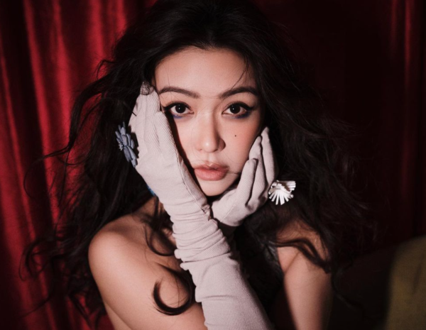 Lily Collins性感金裙現身首映禮！粉絲卻指顏值崩壞？ 