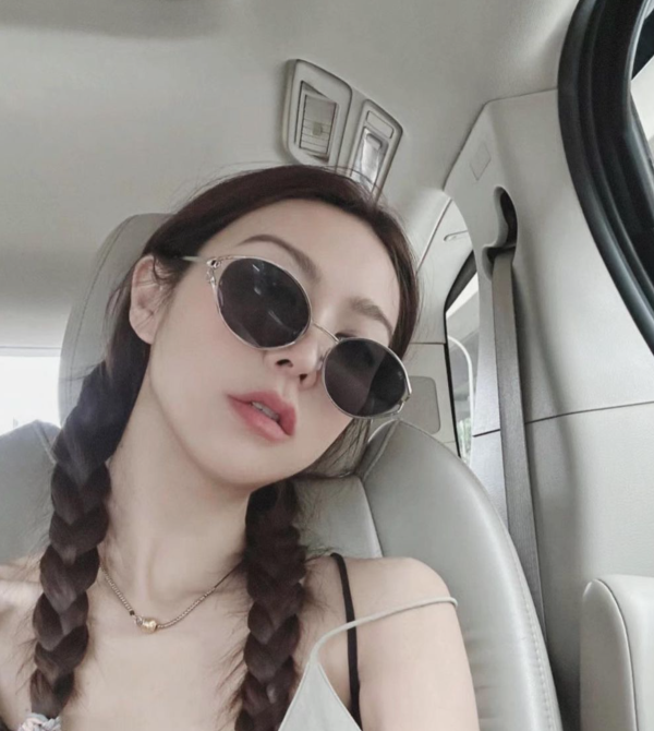 Lily Collins性感金裙現身首映禮！粉絲卻指顏值崩壞？ 