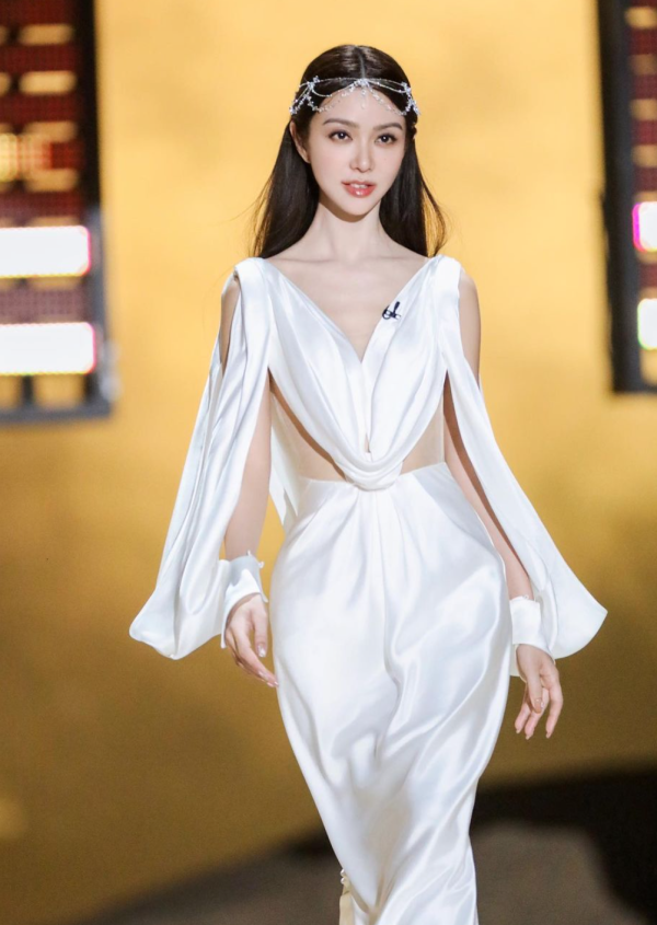 Lily Collins性感金裙現身首映禮！粉絲卻指顏值崩壞？ 