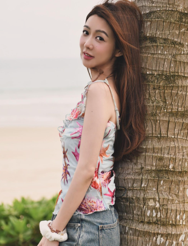 Lily Collins性感金裙現身首映禮！粉絲卻指顏值崩壞？ 