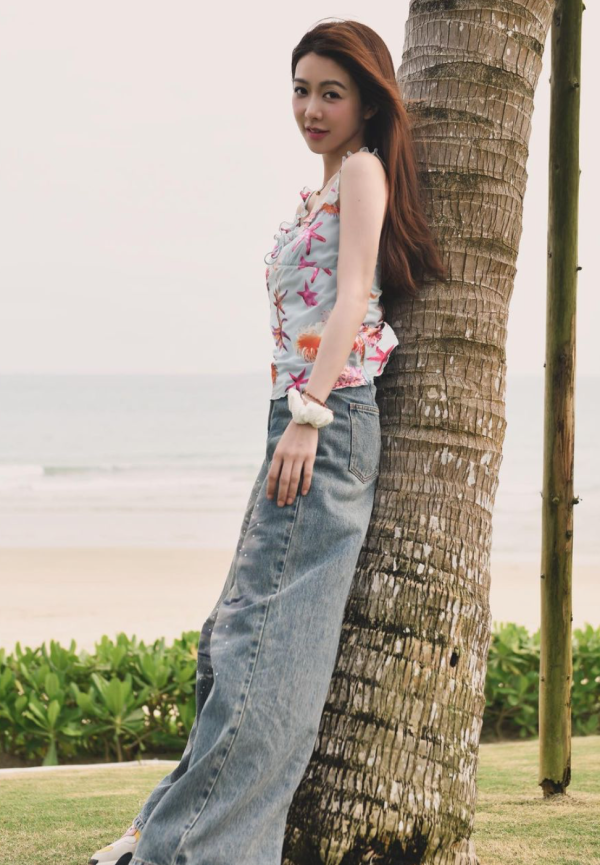 Lily Collins性感金裙現身首映禮！粉絲卻指顏值崩壞？ 