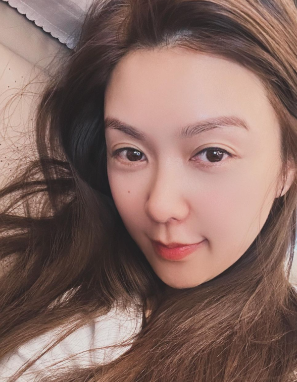 Lily Collins性感金裙現身首映禮！粉絲卻指顏值崩壞？ 