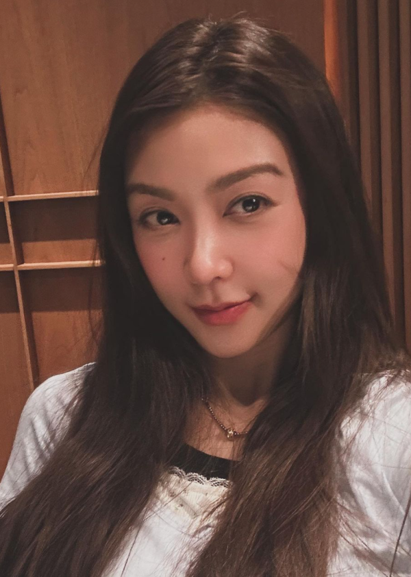 Lily Collins性感金裙現身首映禮！粉絲卻指顏值崩壞？ 