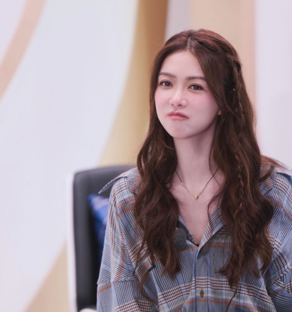 Lily Collins性感金裙現身首映禮！粉絲卻指顏值崩壞？ 