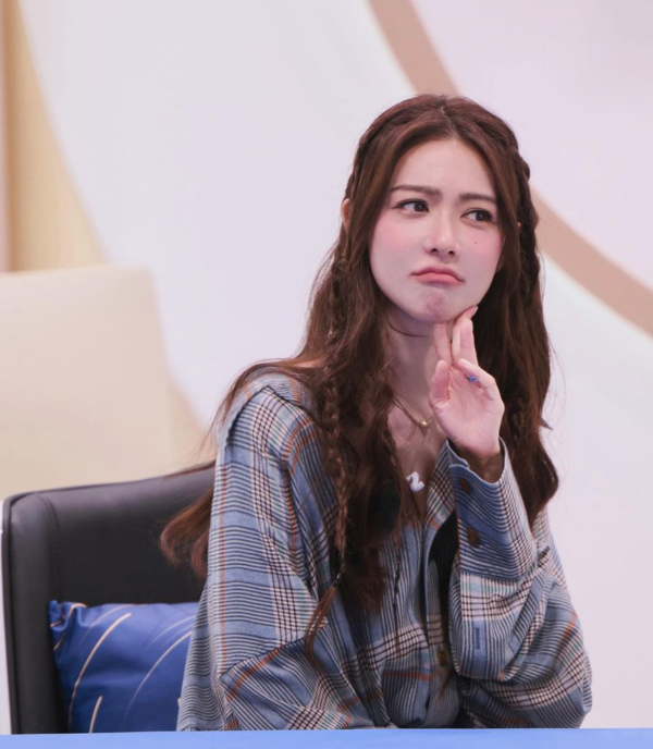 Lily Collins性感金裙現身首映禮！粉絲卻指顏值崩壞？ 