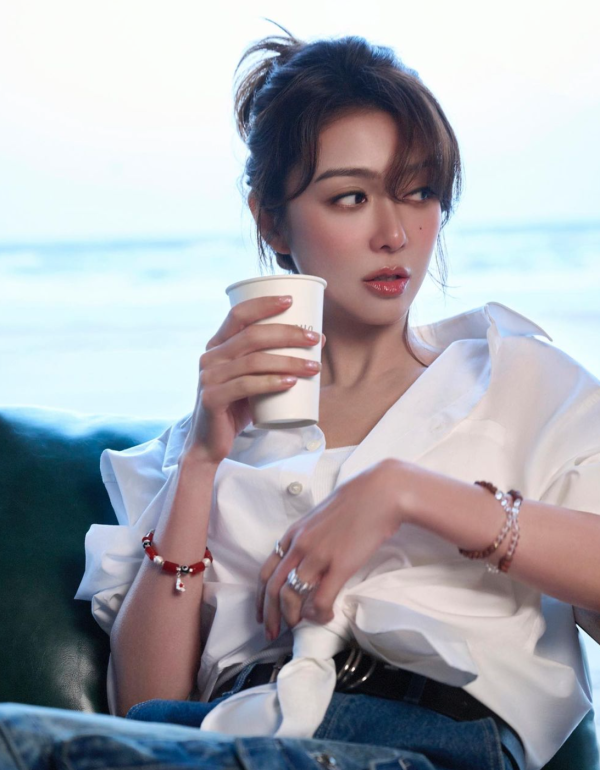 Lily Collins性感金裙現身首映禮！粉絲卻指顏值崩壞？ 