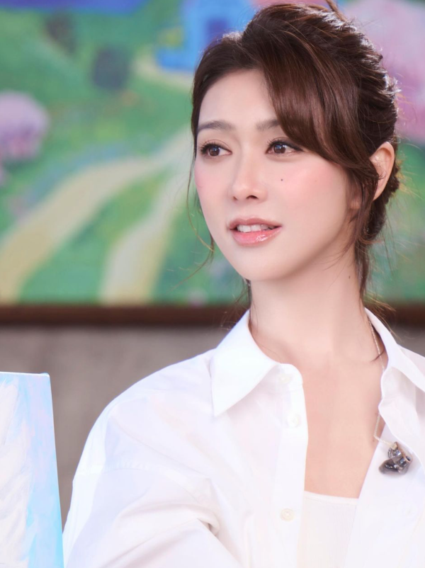 Lily Collins性感金裙現身首映禮！粉絲卻指顏值崩壞？ 