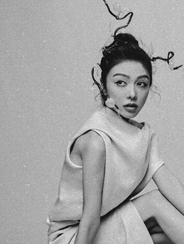 Lily Collins性感金裙現身首映禮！粉絲卻指顏值崩壞？ 