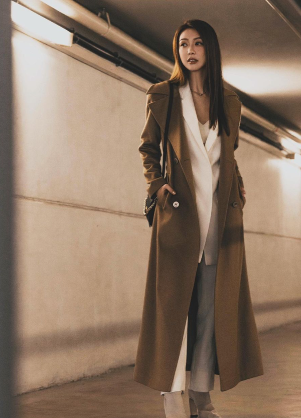 Lily Collins性感金裙現身首映禮！粉絲卻指顏值崩壞？ 