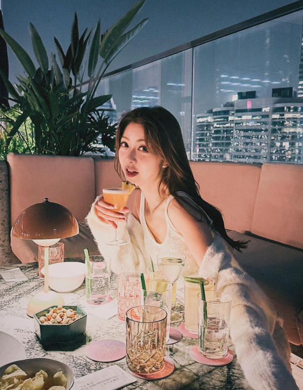 Lily Collins性感金裙現身首映禮！粉絲卻指顏值崩壞？ 