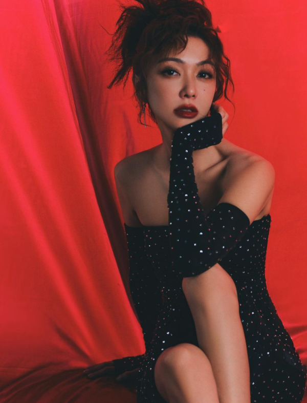 Lily Collins性感金裙現身首映禮！粉絲卻指顏值崩壞？ 