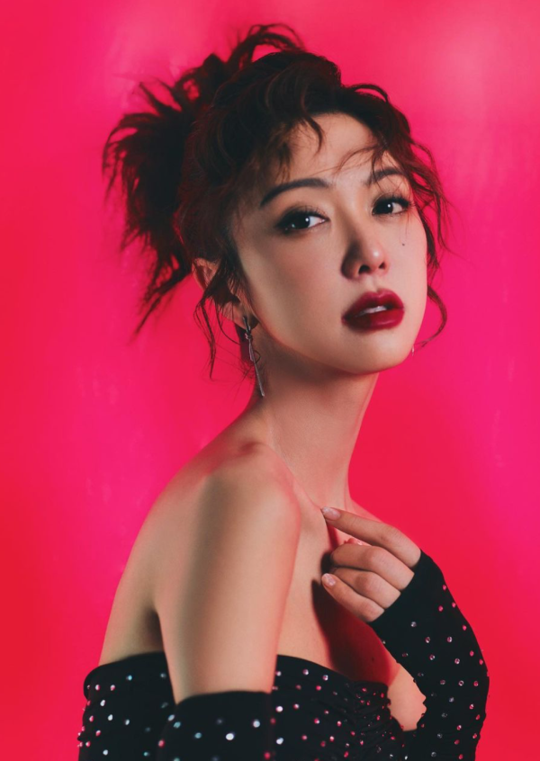 Lily Collins性感金裙現身首映禮！粉絲卻指顏值崩壞？ 