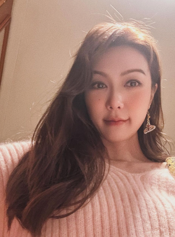 Lily Collins性感金裙現身首映禮！粉絲卻指顏值崩壞？ 