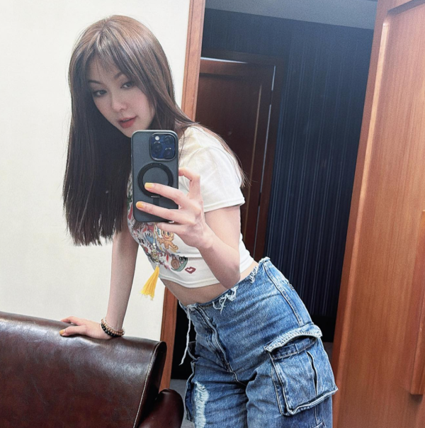 Lily Collins性感金裙現身首映禮！粉絲卻指顏值崩壞？ 