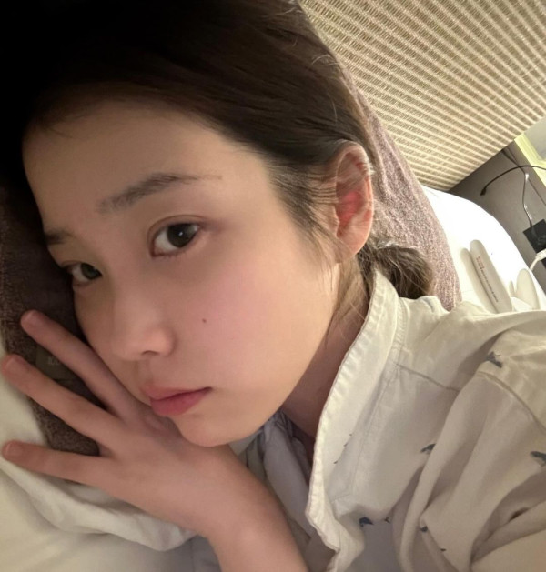 IU新劇濟州島油菜花田取景 劇照美如畫 以四季象徵人生階段蛻變 