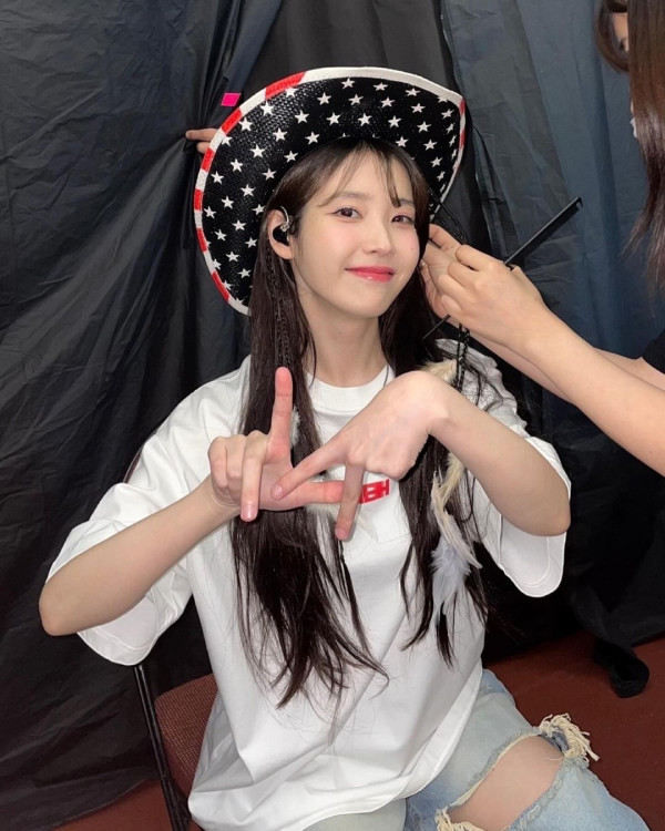 IU新劇濟州島油菜花田取景 劇照美如畫 以四季象徵人生階段蛻變 